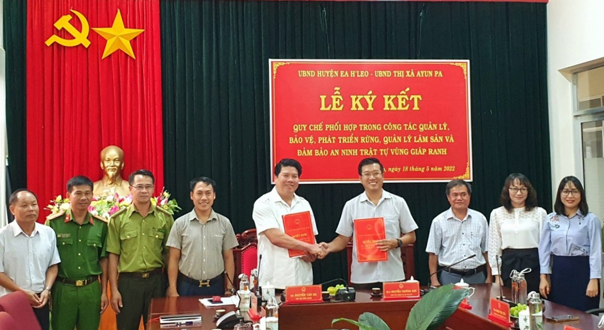 Lãnh đạo 2 huyện Ea H’Leo, tỉnh Đak Lak và thị xã Ayun Pa, tỉnh Gia Lai trao quy chế phối hợp bảo vệ rừng giáp ranh giữa 2 địa phương. Ảnh: Nguyễn Sang
