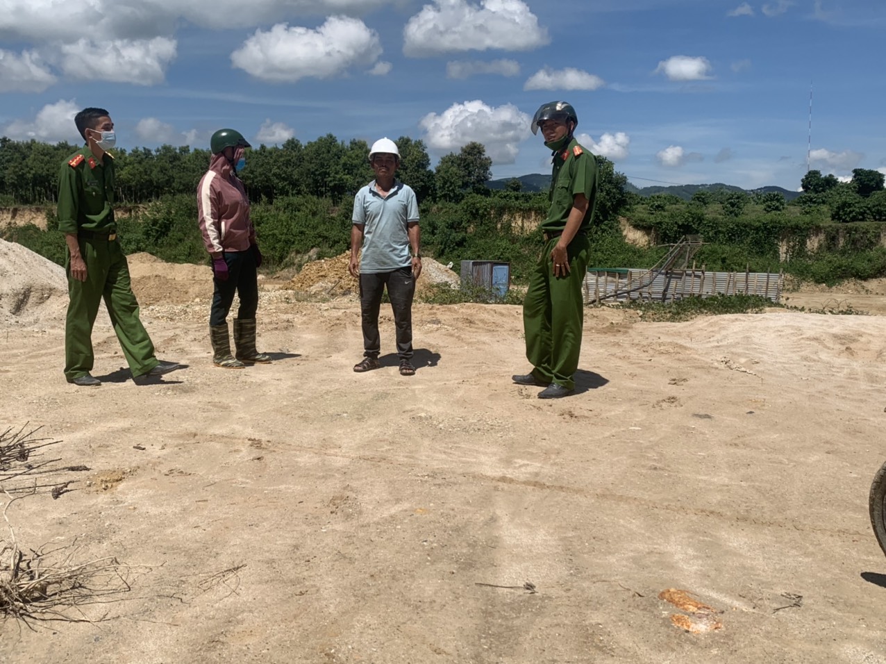 Ngành chức năng huyện Mang Yang thường xuyên phối hợp  với các xã tổ chức tuần tra, kiểm tra nhằm ngăn chặn tình trạng  khai thác cát trái phép. Ảnh: H.T
