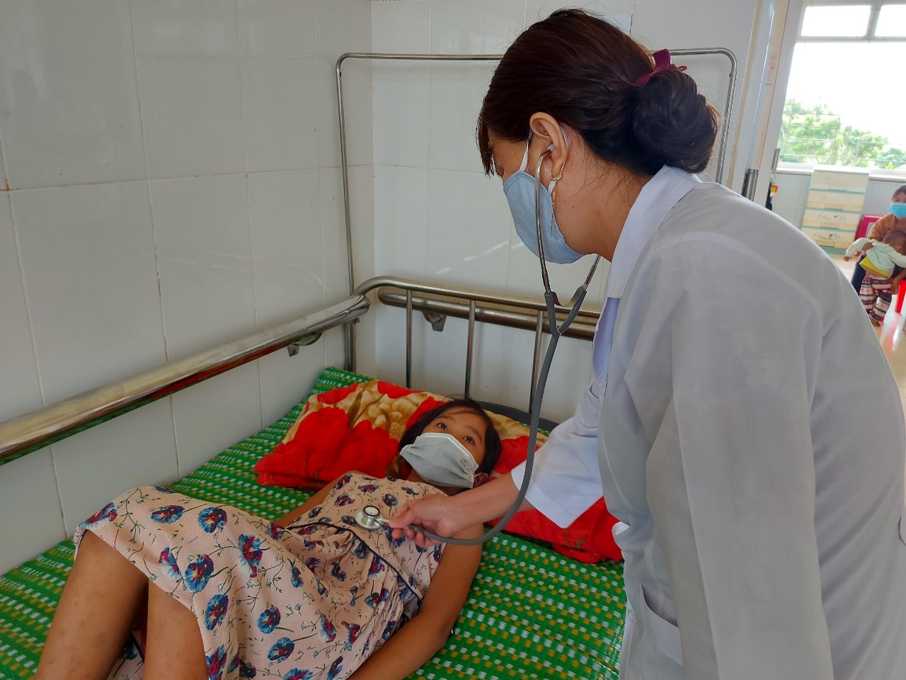 Bệnh nhân Nguyễn Kiều Bảo An đang điều trị SXH tại Trung tâm Y tế huyện Chư Pưh. Ảnh: Thiên Di