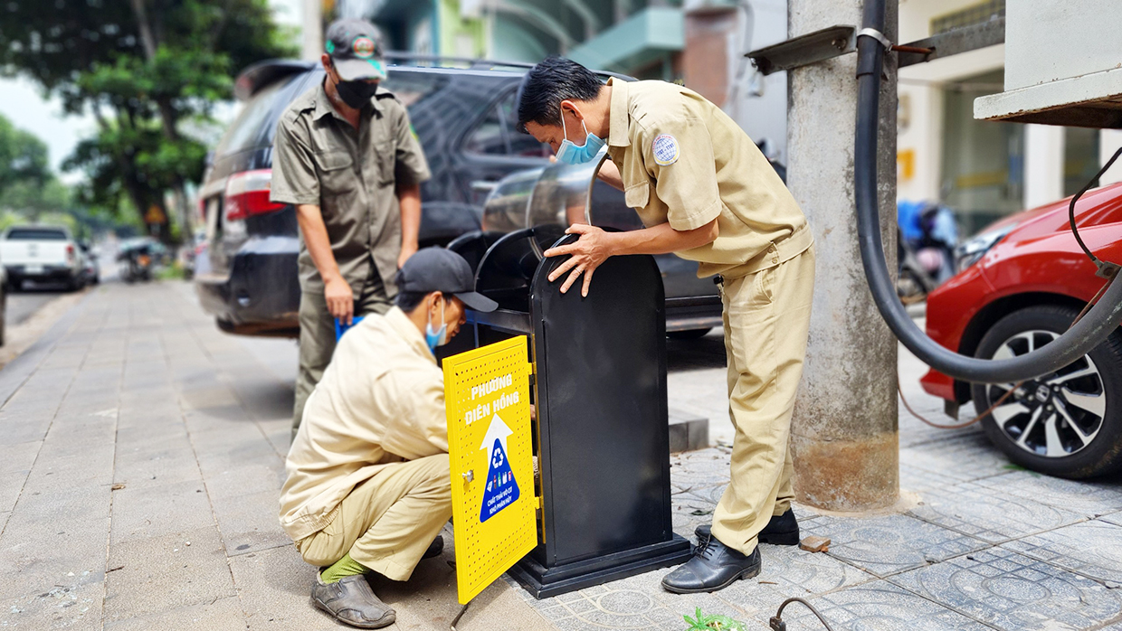    Việc lắp đặt các thùng rác giúp người dân thuận tiện trong việc phân loại rác thải , qua đó đảm bảo mĩ quan đô thị. Ảnh: Hồng Thương