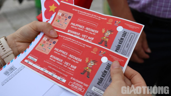 Loạn giá vé "chợ đen" trước trận đấu giữa U23 Việt Nam và U23 Myanmar - Ảnh 1.