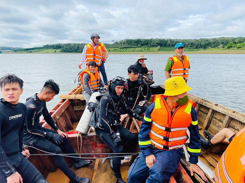 Lực lượng cứu nạn cứu hộ tổ chức tìm kiếm nạn nhân mất tích trên lòng hồ thủy điện Vĩnh Sơn B. Ảnh: CACC