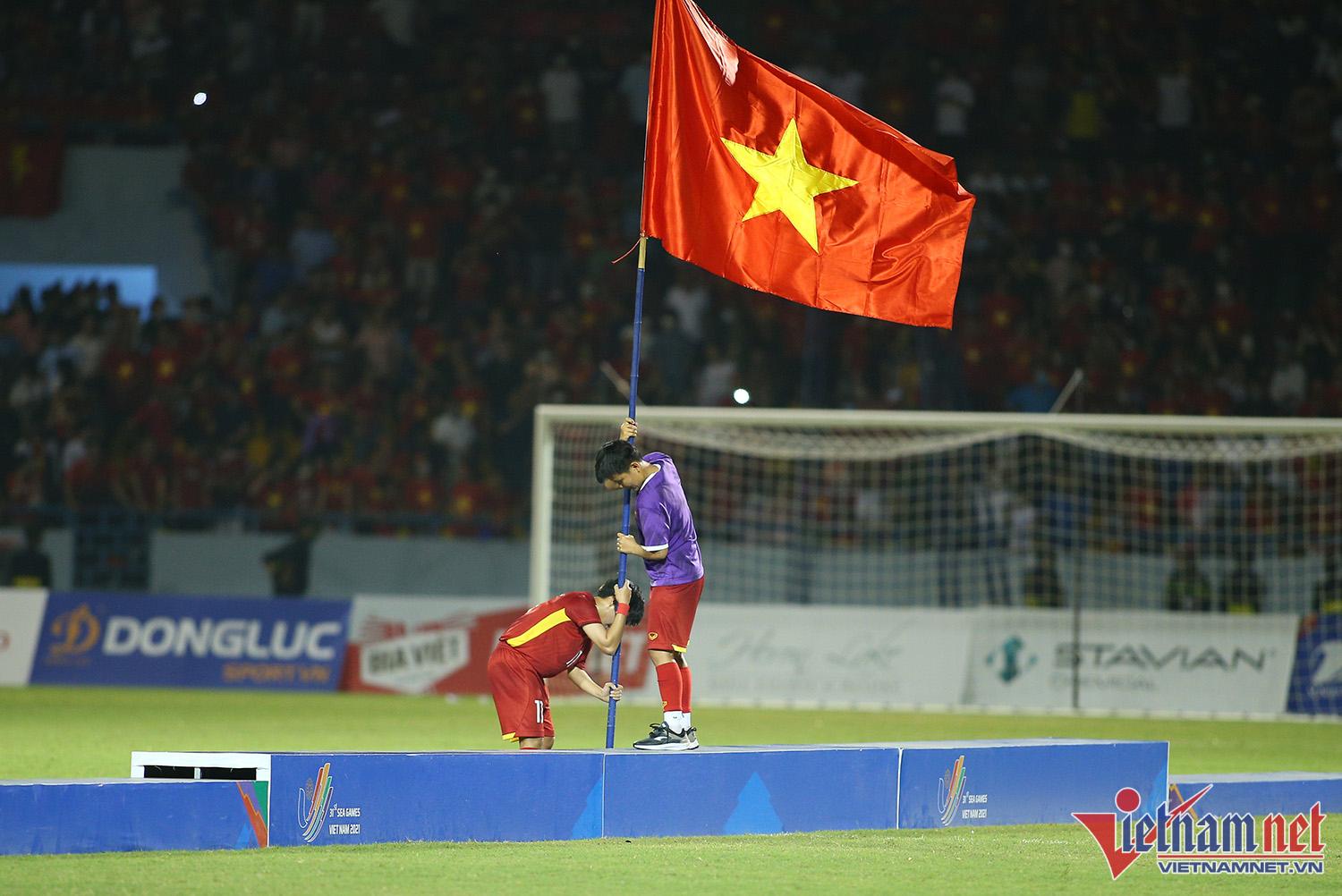 Xúc động hình ảnh cầu thủ nữ Việt Nam cắm cờ Tổ quốc trên bục nhận huy chương - Ảnh 9.