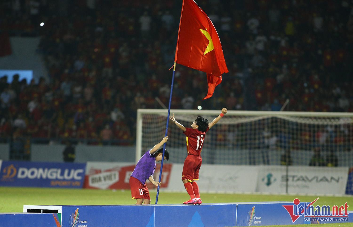Xúc động hình ảnh cầu thủ nữ Việt Nam cắm cờ Tổ quốc trên bục nhận huy chương - Ảnh 10.