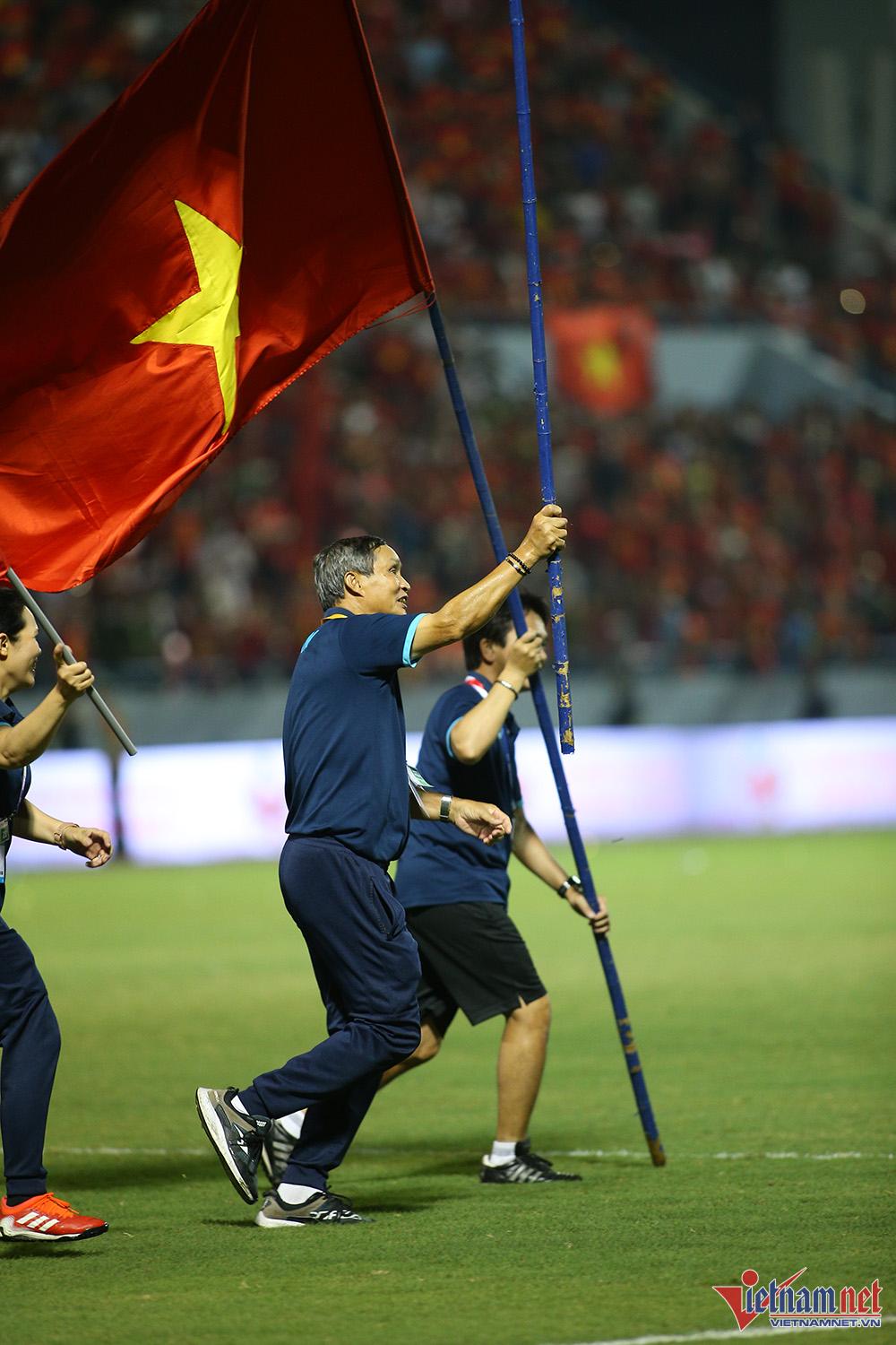 Xúc động hình ảnh cầu thủ nữ Việt Nam cắm cờ Tổ quốc trên bục nhận huy chương - Ảnh 3.