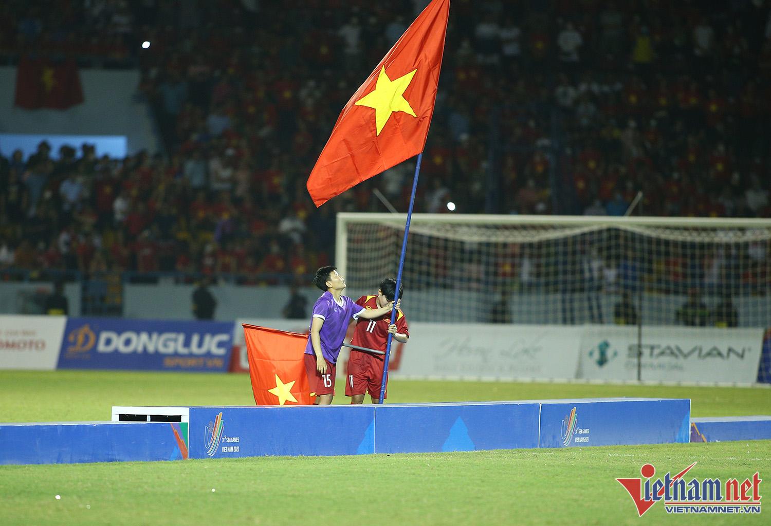 Xúc động hình ảnh cầu thủ nữ Việt Nam cắm cờ Tổ quốc trên bục nhận huy chương - Ảnh 8.