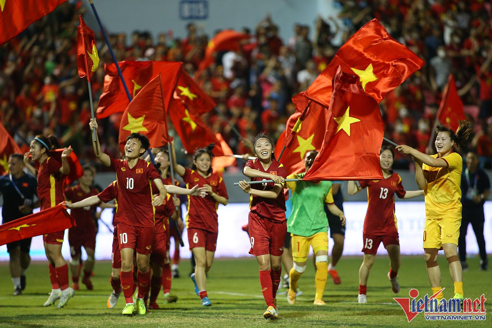Xúc động hình ảnh cầu thủ nữ Việt Nam cắm cờ Tổ quốc trên bục nhận huy chương - Ảnh 5.