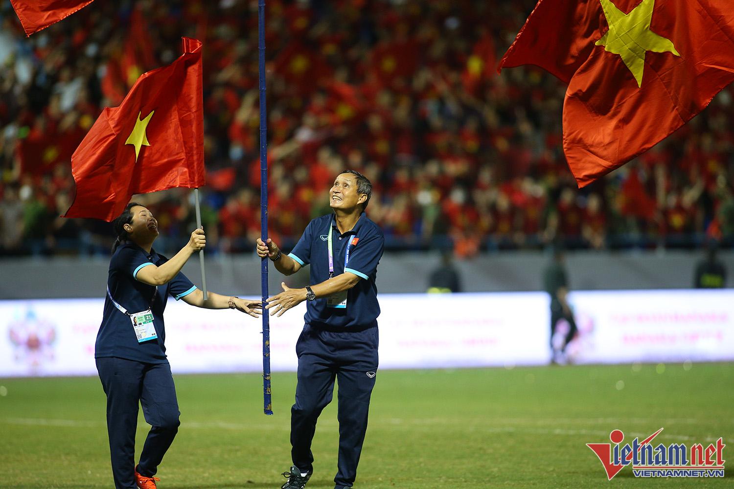 Xúc động hình ảnh cầu thủ nữ Việt Nam cắm cờ Tổ quốc trên bục nhận huy chương - Ảnh 4.