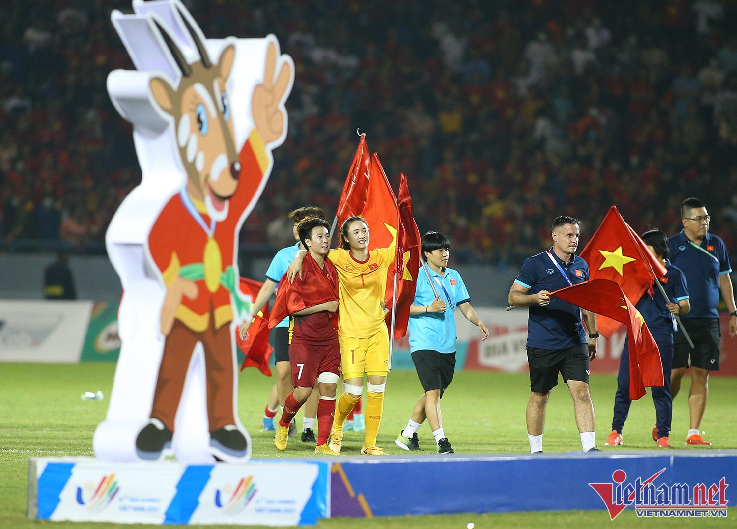 Xúc động hình ảnh cầu thủ nữ Việt Nam cắm cờ Tổ quốc trên bục nhận huy chương - Ảnh 7.