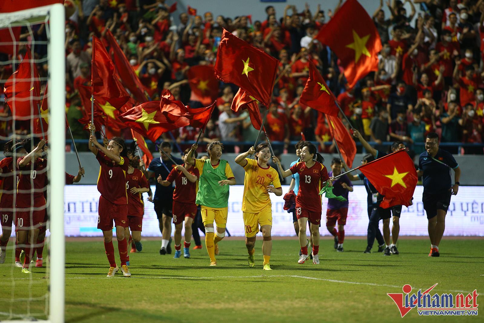 Xúc động hình ảnh cầu thủ nữ Việt Nam cắm cờ Tổ quốc trên bục nhận huy chương - Ảnh 2.