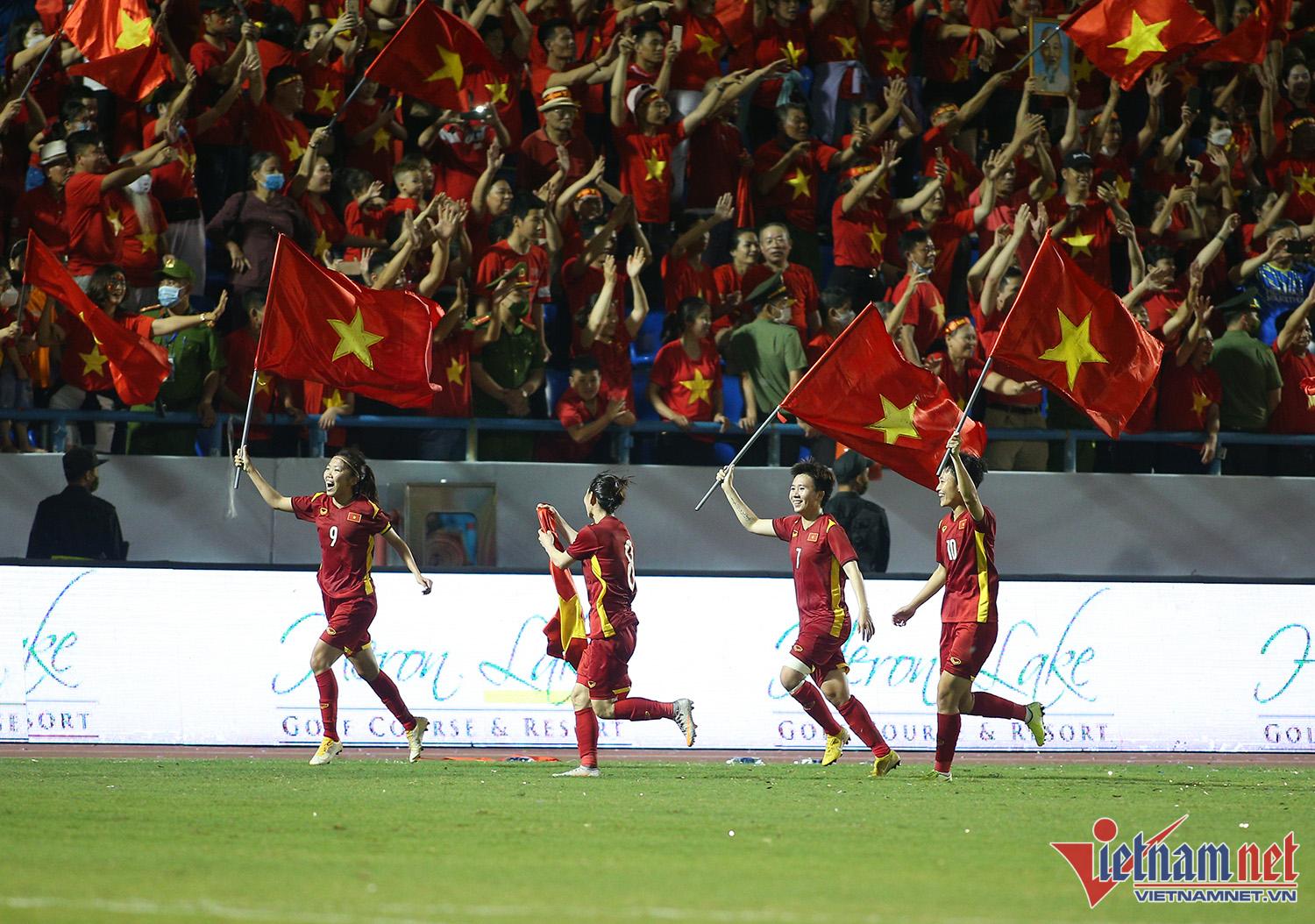Xúc động hình ảnh cầu thủ nữ Việt Nam cắm cờ Tổ quốc trên bục nhận huy chương - Ảnh 1.
