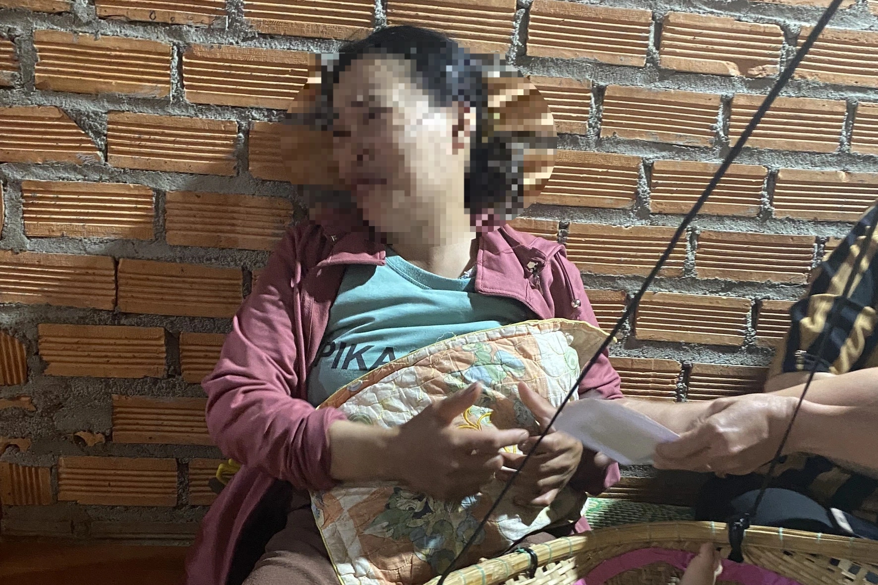 Bố mẹ gục ngã khi cả 3 con trai đều đuối nước - Ảnh 1. Bố mẹ gục ngã khi cả 3 con trai đều đuối nước - Ảnh 1.