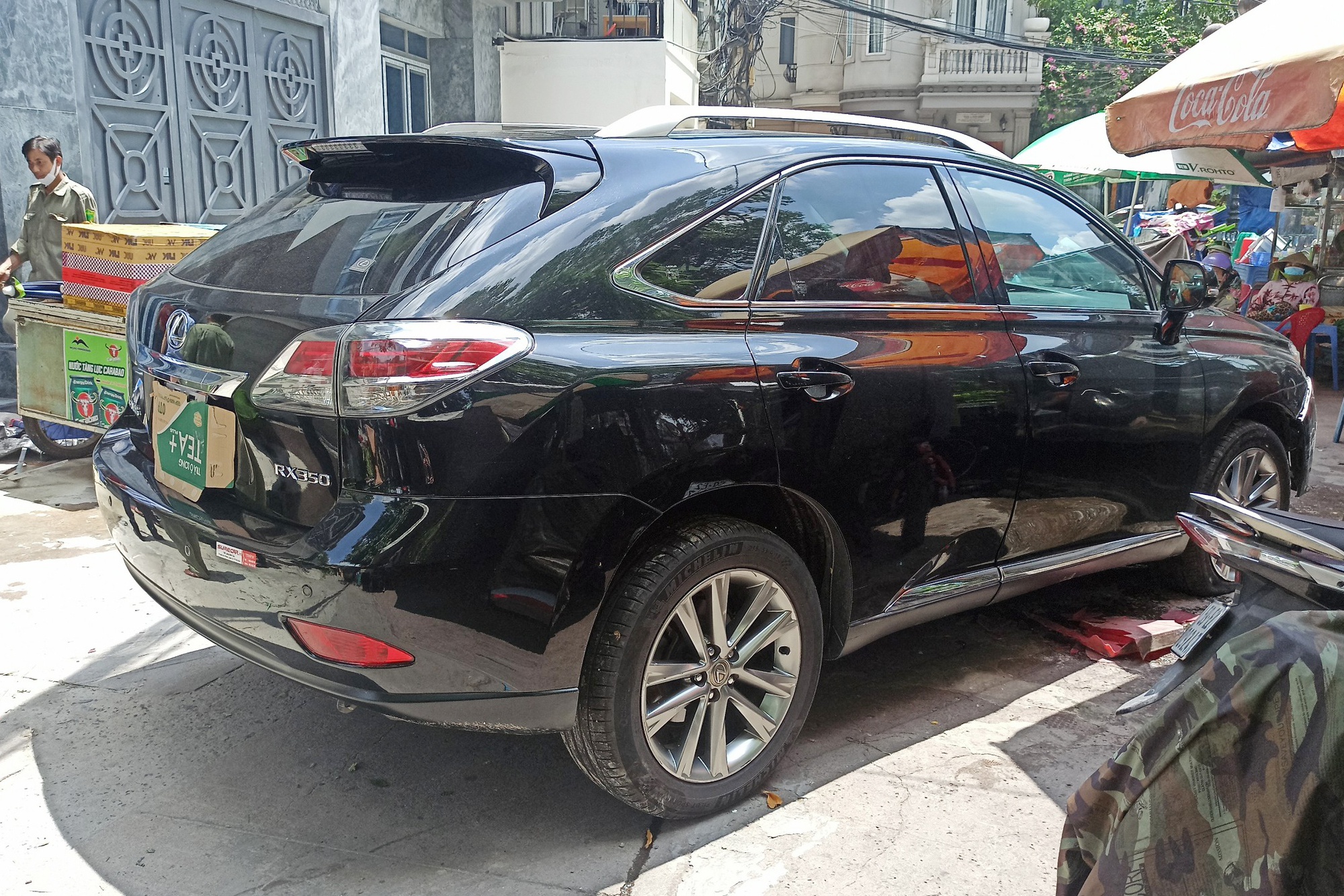 Xe Lexus húc văng dải phân cách, lao vào quán cơm - Ảnh 2. Xe Lexus húc văng dải phân cách, lao vào quán cơm - Ảnh 2.