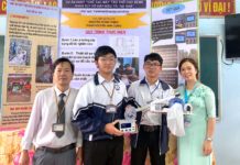 Dự án nghiên cứu của Nguyễn Hưng Thịnh (thứ 2 từ trái sang)  và Phan Nguyễn Anh Dũng đạt giải ba tại cuộc thi Khoa học kỹ thuật  cấp tỉnh học sinh trung học năm học 2021-2022. Ảnh: Mộc Trà