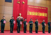 Thượng tá Rơ Mah Tuân-Chính ủy BĐBP tỉnh trao quyết định thăng quân hàm cho các đồng chí. Ảnh: Anh Huy