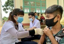 Nhân viên y tế tiêm vắc xin phòng bệnh Bạch hầu-Uốn ván cho người dân trên địa bàn xã Hải Yang, huyện Đak Đoa. Ảnh: Như Nguyện