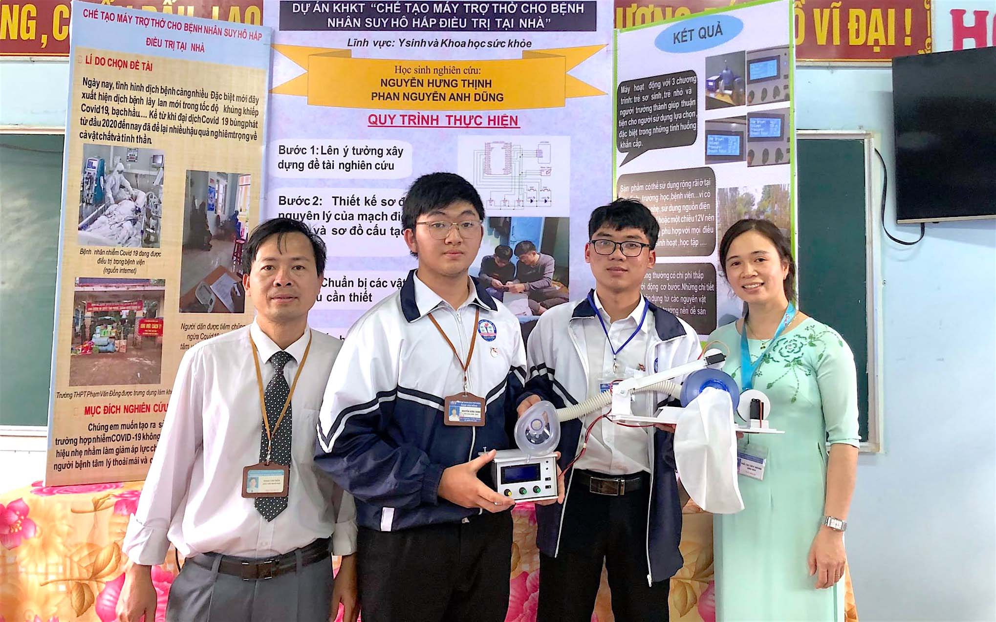 Dự án nghiên cứu của Nguyễn Hưng Thịnh (thứ 2 từ trái sang) và Phan Nguyễn Anh Dũng đạt giải ba tại cuộc thi Khoa học kỹ thuật cấp tỉnh học sinh trung học năm học 2021-2022. Ảnh: Mộc Trà