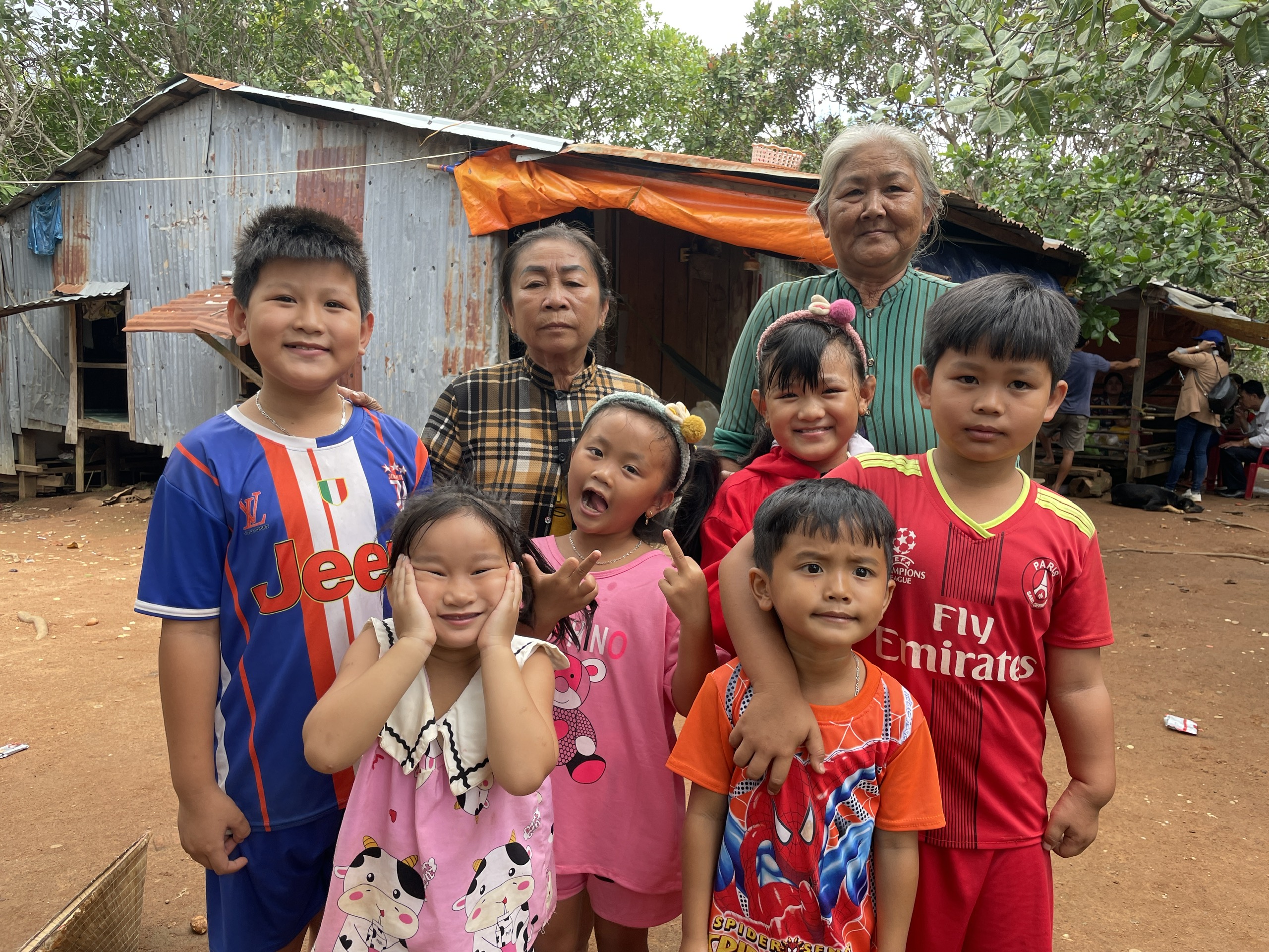 Nụ cười hồn nhiên của các em nhỏ trên đảo Ba Chơn. Ảnh: Lam Nguyên