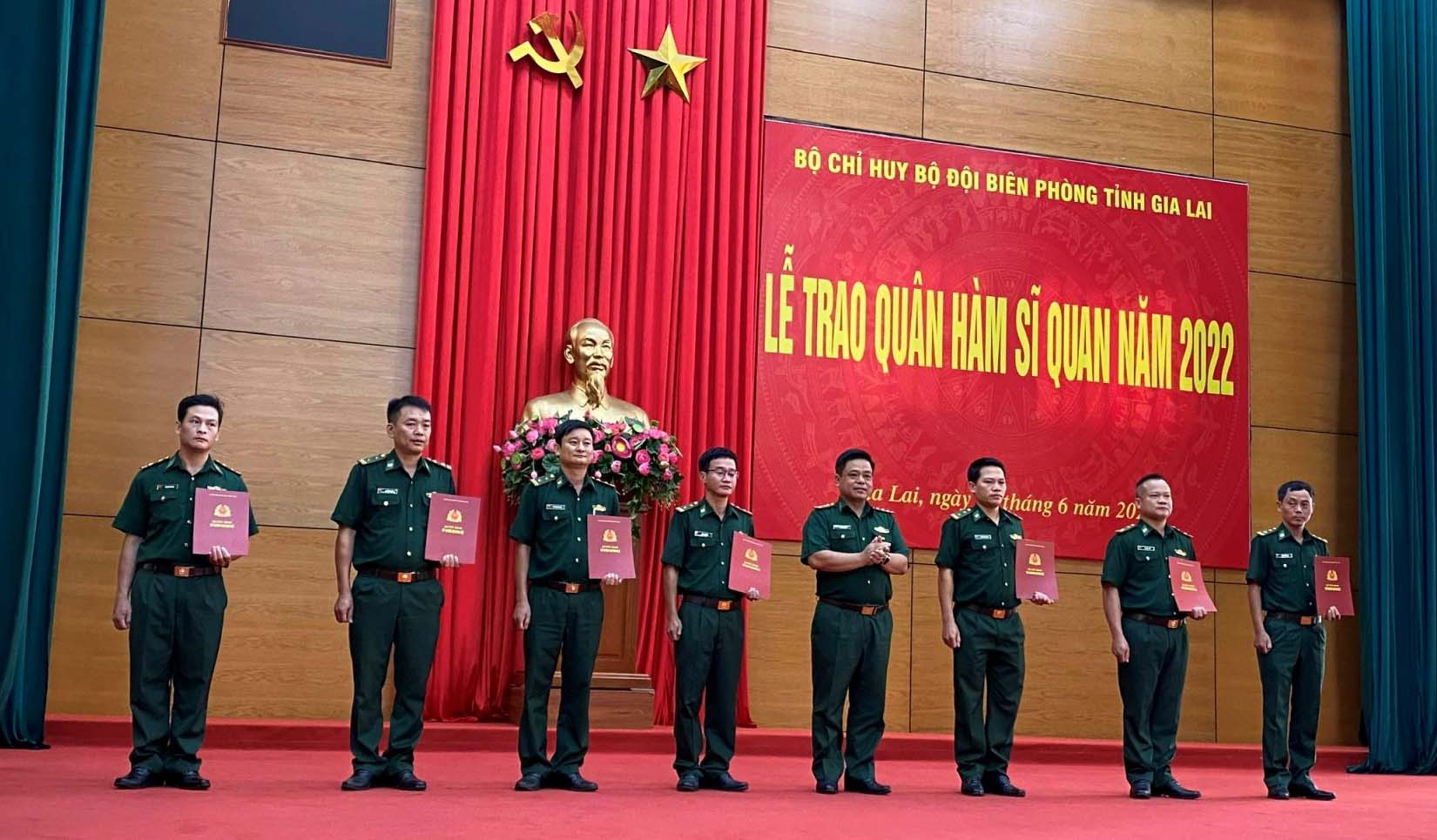 Thượng tá Rơ Mah Tuân-Chính ủy BĐBP tỉnh trao quyết định thăng quân hàm cho các đồng chí. Ảnh: Anh Huy