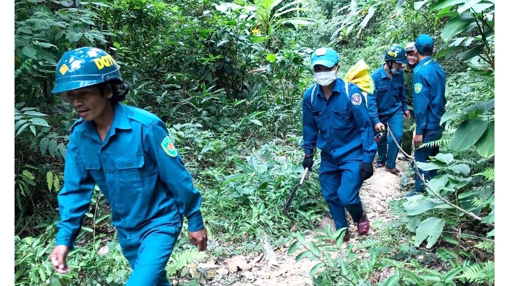 Lực lượng dân quân tự vệ và Công an xã Đak Song (huyện Kông Chro) tích cực tuần tra bảo vệ khu vực rừng quản lý. Ảnh: Ngọc Minh