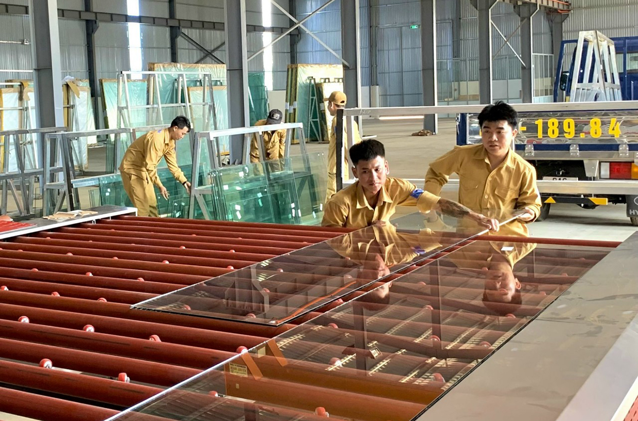  Nhà máy sản xuất kính cường lực (Công ty cổ phần Đầu tư và xây dựng Phúc Thịnh Hoàng) tại Khu Công nghiệp Trà Đa, TP. Pleiku. Ảnh: Lê Anh