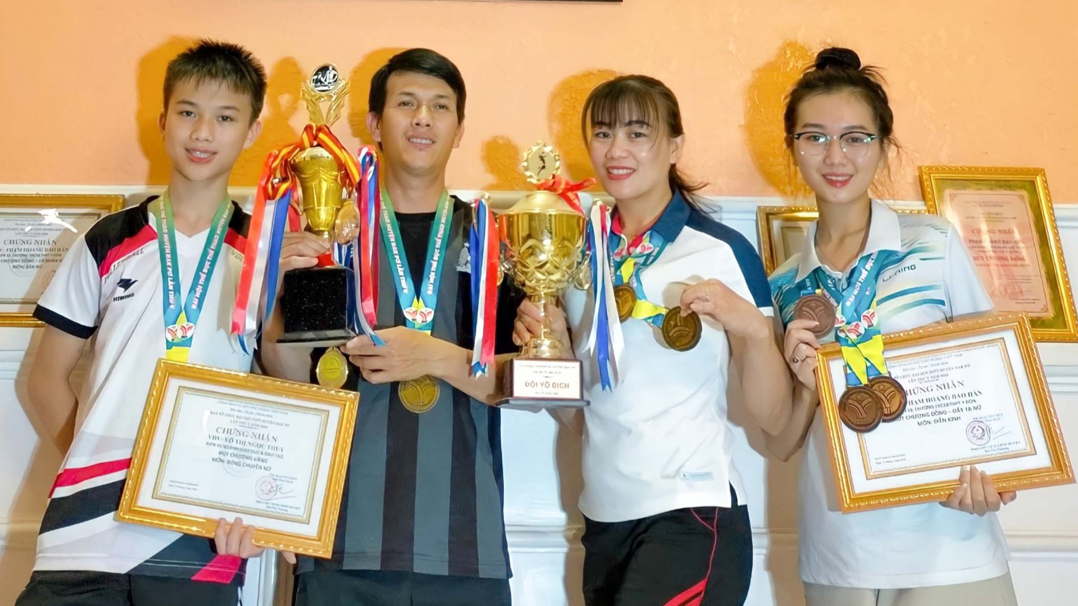 Cả gia đình chị Võ Thị Ngọc Thủy rất tích cực luyện tập và tham gia thi đấu tại các giải thể thao do địa phương tổ chức. Ảnh: Tuyết Mai