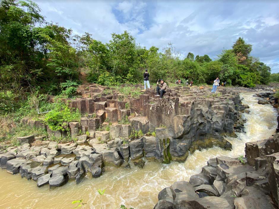 Suối đá cổ làng Vân (thị trấn Ia Ly) ngày càng thu hút nhiều du khách đến tham quan. Ảnh: Phạm Quý