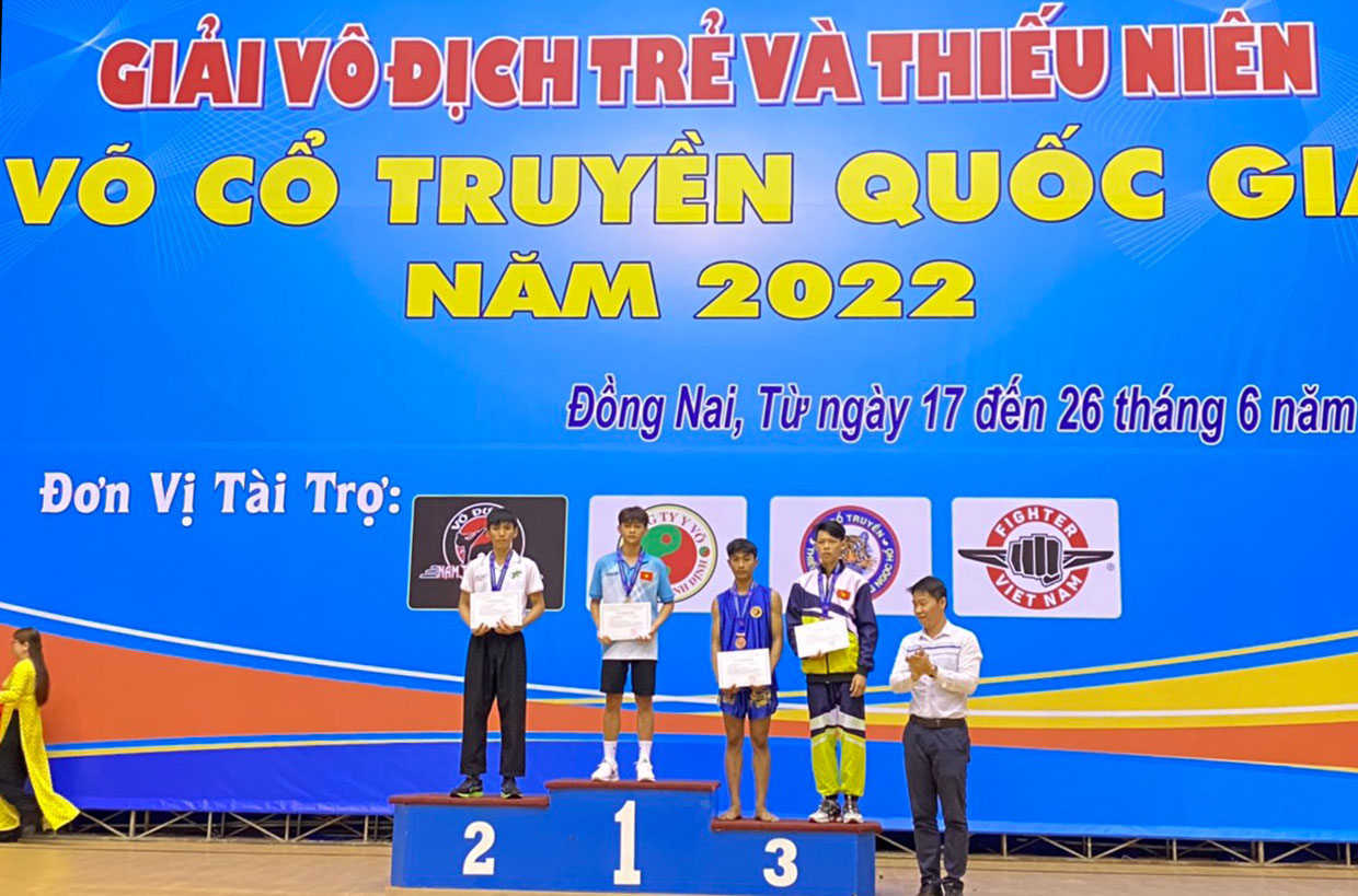  VĐV Nguyễn Huy Hoàng nhận huy chương vàng ở nội dung đối kháng 48 kg nam. Ảnh: Văn Hường