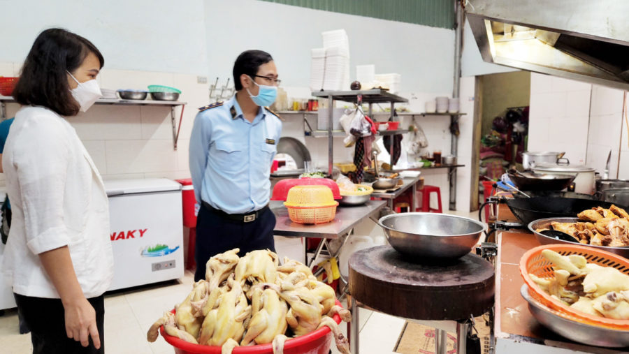  Đoàn kiểm tra an toàn thực phẩm khu vực chế biến cơ sở kinh doanh ăn uống tại phường Hội Thương (TP. Pleiku). Ảnh: Bá Bính