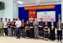 Lãnh đạo BHXH tỉnh và Huyện ủy Chư Pưh trao thẻ BHYT cho các hộ cận nghèo và đồng bào dân tộc thiểu số. Ảnh: Như Nguyện