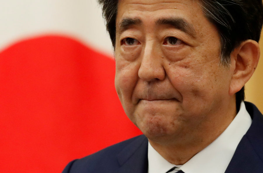 Cựu thủ tướng Nhật Abe Shinzo bị bắn vào ngực - Ảnh 1.