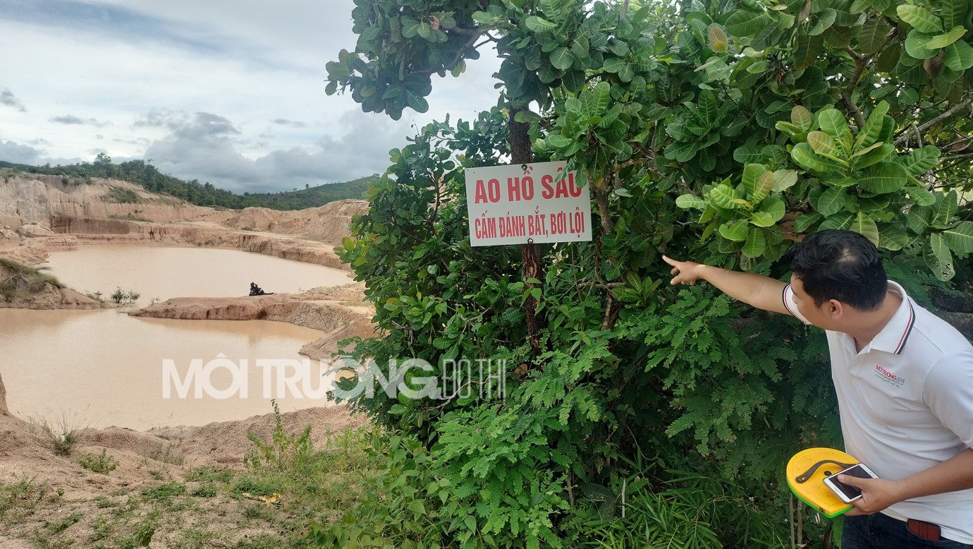 Tại khu vực trên không có hàng rào chắn, dây cảnh báo, chỉ có 2 biển cảnh báo ghi “Ao hồ sâu cấm đánh bắt, bơi lội”. 1