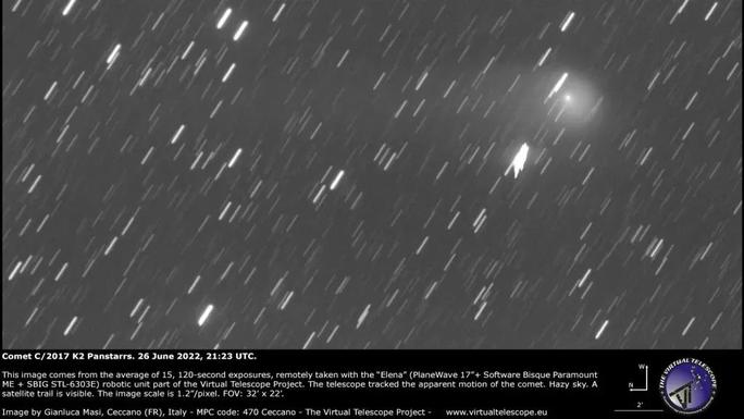  Đốm sáng mờ ảo hiện lên trong hình ảnh ngày 26-6 chính là sao chổi K2, đang tiến ngày một gần về phía Trái Đất - Ảnh: DỰ ÁN KÍNH VIỄN VỌNG ẢO