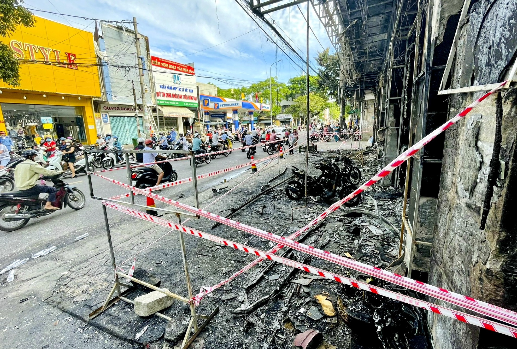Phong tỏa 3 ngôi nhà bị cháy rụi ở Quảng Ngãi để điều tra vụ hỏa hoạn - Ảnh 5.