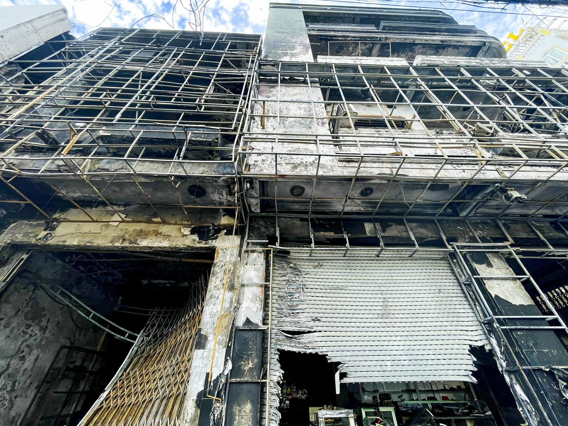 Phong tỏa 3 ngôi nhà bị cháy rụi ở Quảng Ngãi để điều tra vụ hỏa hoạn - Ảnh 3.