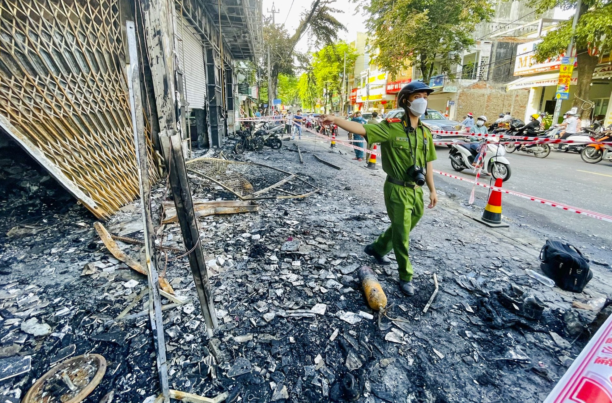 Phong tỏa 3 ngôi nhà bị cháy rụi ở Quảng Ngãi để điều tra vụ hỏa hoạn - Ảnh 6.