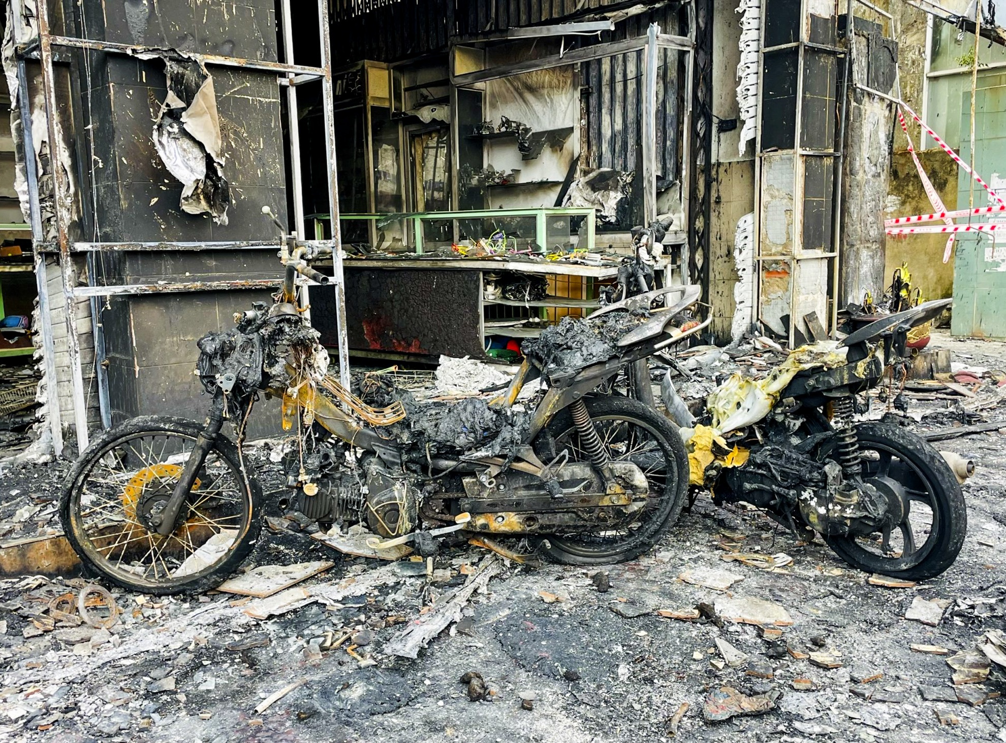 Phong tỏa 3 ngôi nhà bị cháy rụi ở Quảng Ngãi để điều tra vụ hỏa hoạn - Ảnh 11.