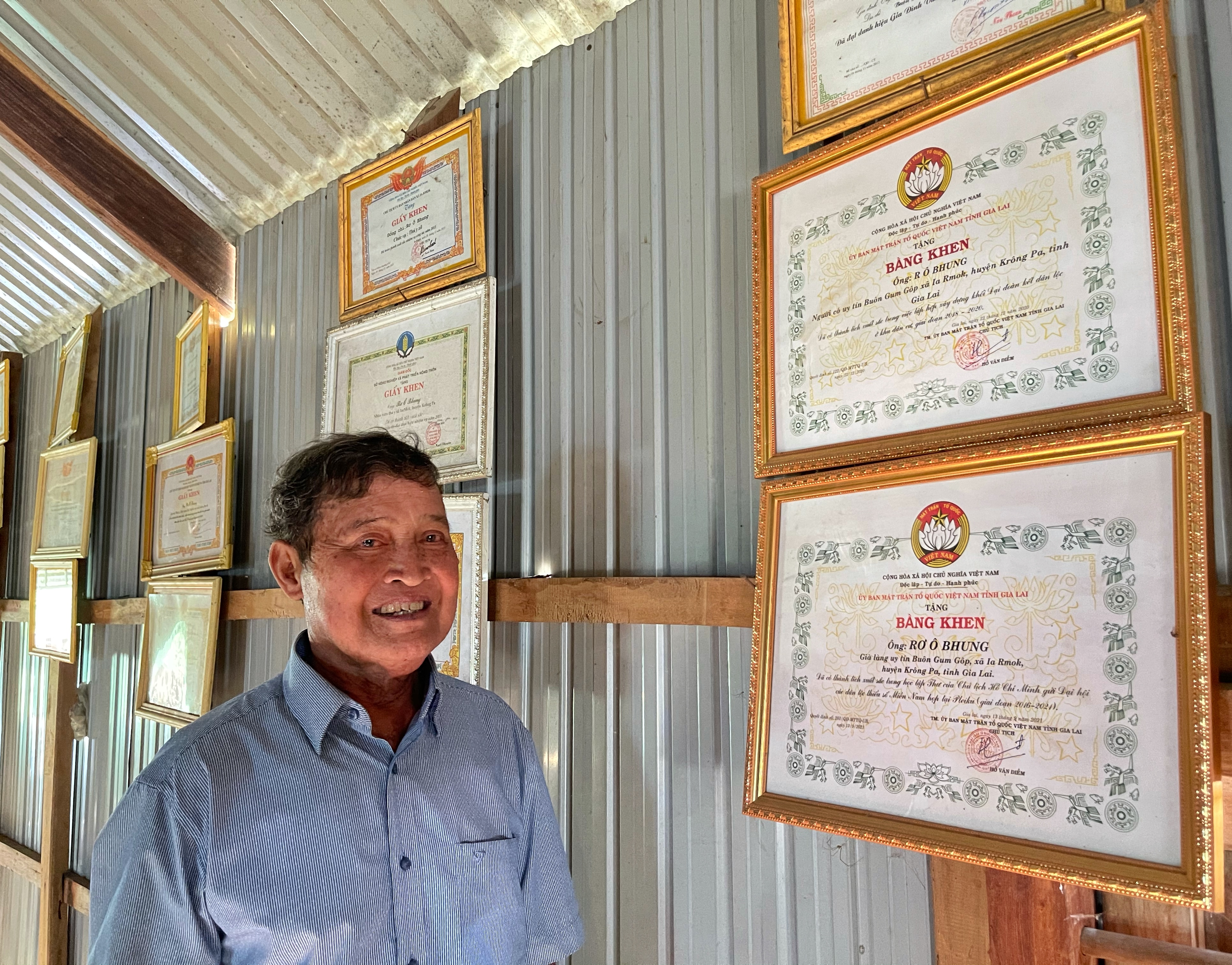 Già làng Rơ Ô Bhung được phong tặng danh hiệu nghệ nhân ưu tú đợt 1-năm 2015. Ảnh: Hoàng Ngọc