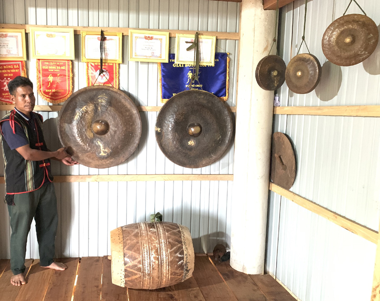  Bên trong nhà rông làng Mun được trưng bày các giấy khen thưởng,  bộ chiêng, trống. Ảnh: R'Ô HOK