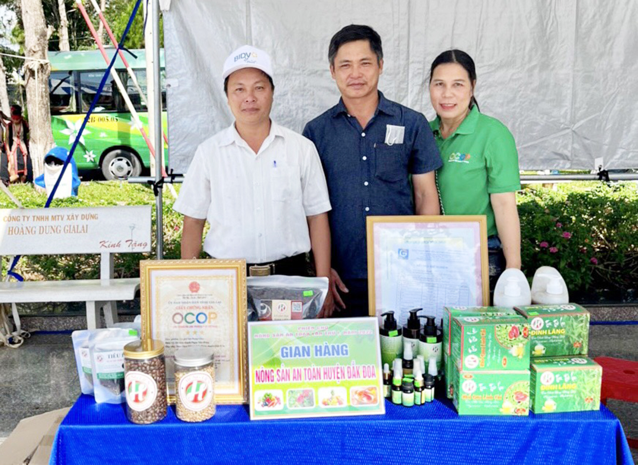  Các sản phẩm nông sản an toàn huyện Đak Đoa trưng bày tại phiên chợ nông sản huyện Chư Păh. Ảnh: Lê Nam