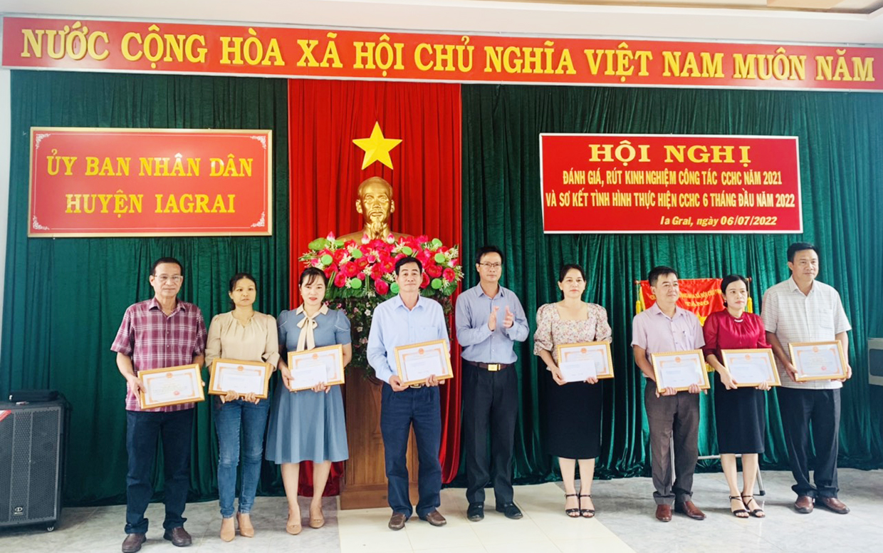  Đồng chí Lê Ngọc Quý-Chủ tịch UBND huyện trao giấy khen cho 8 tập thể và 23 cá nhân có thành tích xuất sắc trong triển khai thực hiện nhiệm vụ liên quan đến cải cách hành chính năm 2021. Ảnh: Phương Lộc