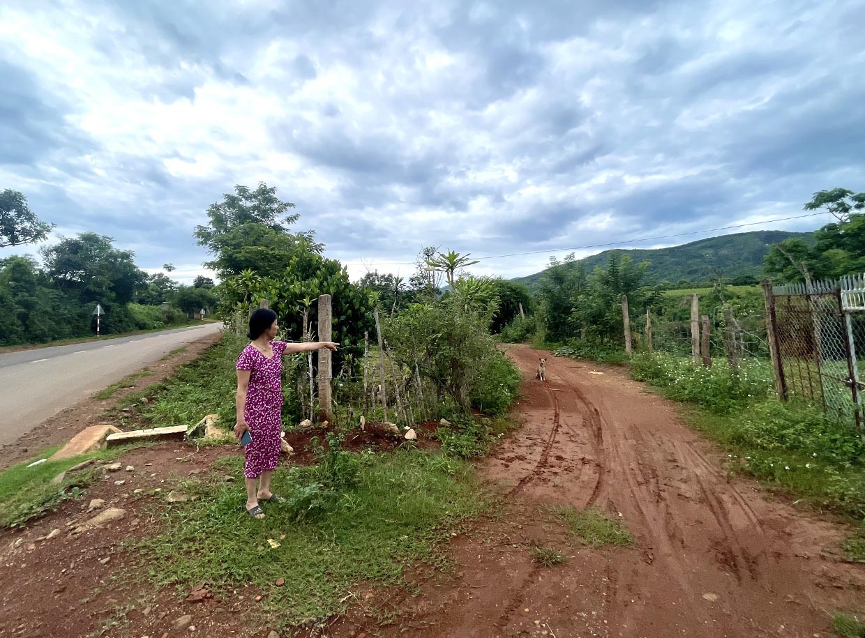  Khu vực nơi bà Bùi Thị Thủy đang đứng giáp với quốc lộ 19D cắt ngang phần đất của bà Phạm Thị Liệu. Ảnh: Minh Nguyễn