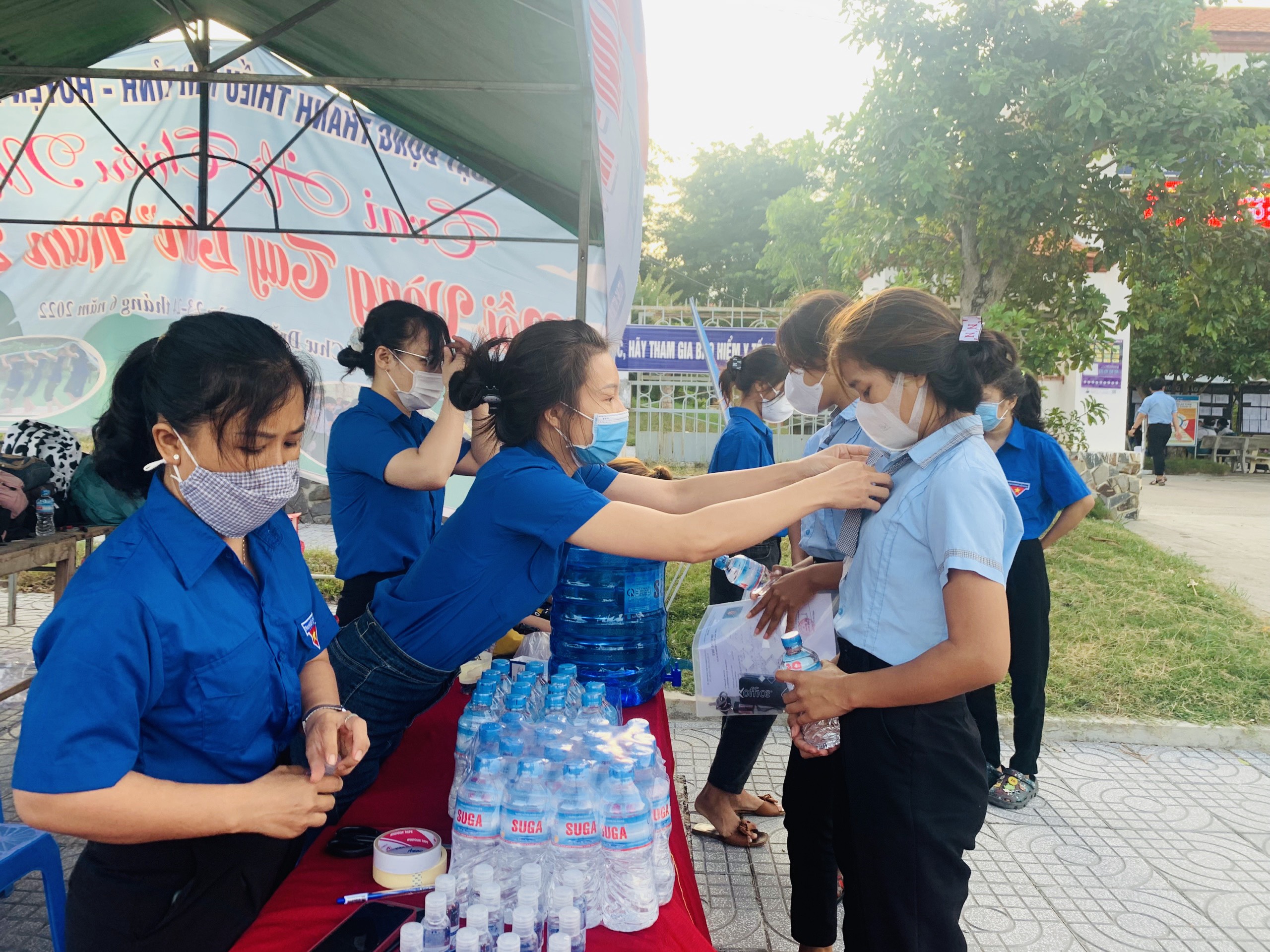  Đội thanh niên tình nguyện huyện Krông Pa hỗ trợ thí sinh tham dự kỳ thi tốt nghiệp THPT 2022 tại điểm thi Trường THPT Chu Văn An- Ảnh.Vũ Chi