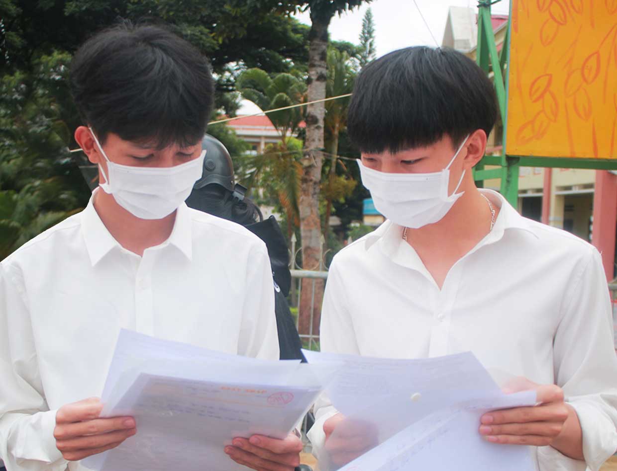  Sĩ tử Lã Hoàng Minh và Nguyễn Văn Nam (bên phải) tại Hội đồng thi Trường THPT Hoàng Hoa Thám. Ảnh: Nguyễn Tú
