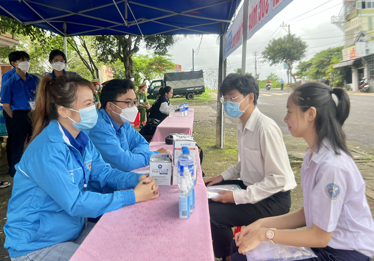 1phanlai pleiku- Đoàn viên thanh niên TP Pleiku tư vấn cho thí sinh tại điểm thi Trường THPT Pleiku-Ảnh Phan Lài.jpg