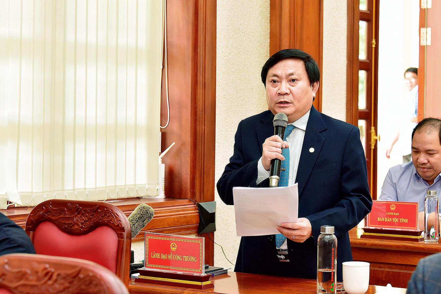 Ông Phạm Văn Binh-Giám đốc Sở Công thương trả lời ý kiến của các đại biểu về một số công trình điện mặt trời. Ảnh: Đức Thụy 