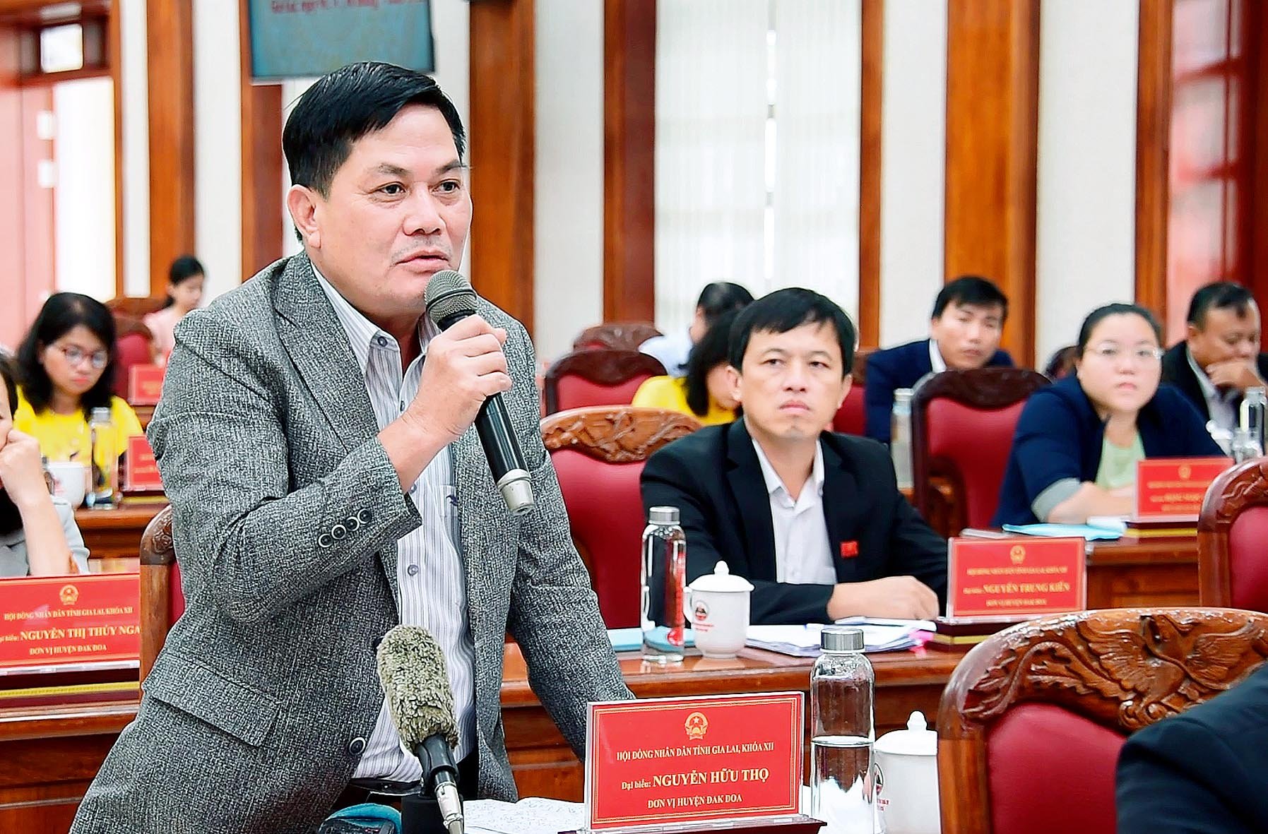 Ông Nguyễn Hữu Thọ-Bí thư Huyện ủy Đak Đoa cho rằng để thực hiện Nghị quyết số 136 và Nghị quyết số 285 của HĐND tỉnh cần phải xem xét, cân đối. Ảnh: Đức Thụy 