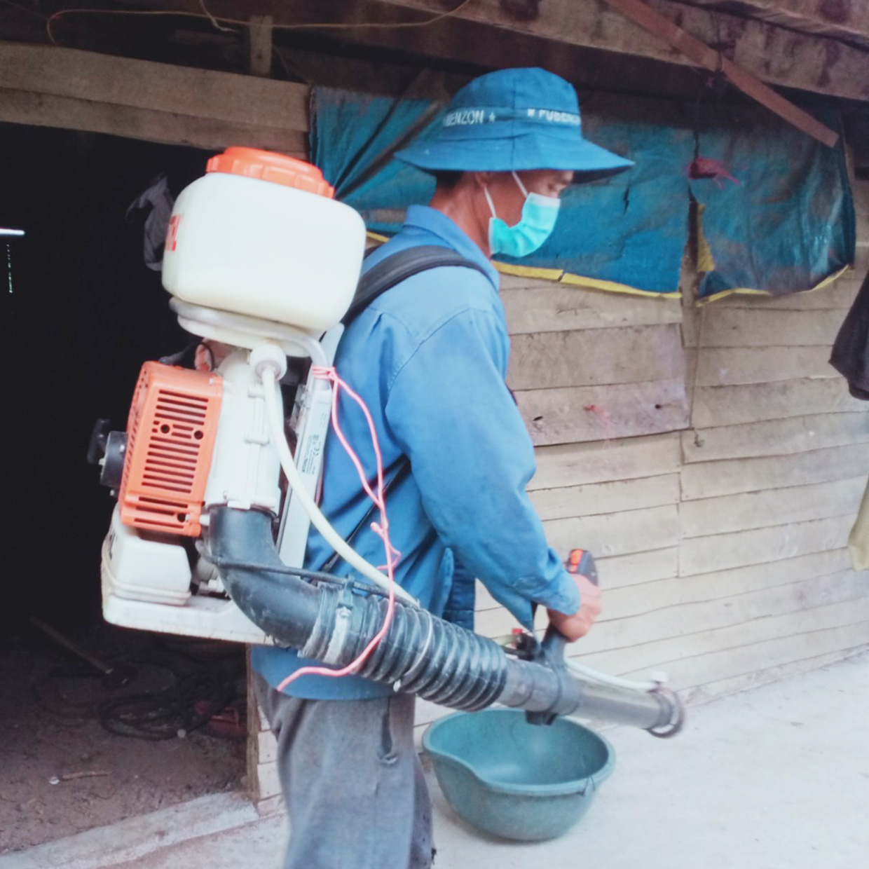  Lực lượng chức năng huyện Ia Pa phun hóa chất xử lý tại các ổ dịch trên địa bàn. Ảnh: Mai Linh