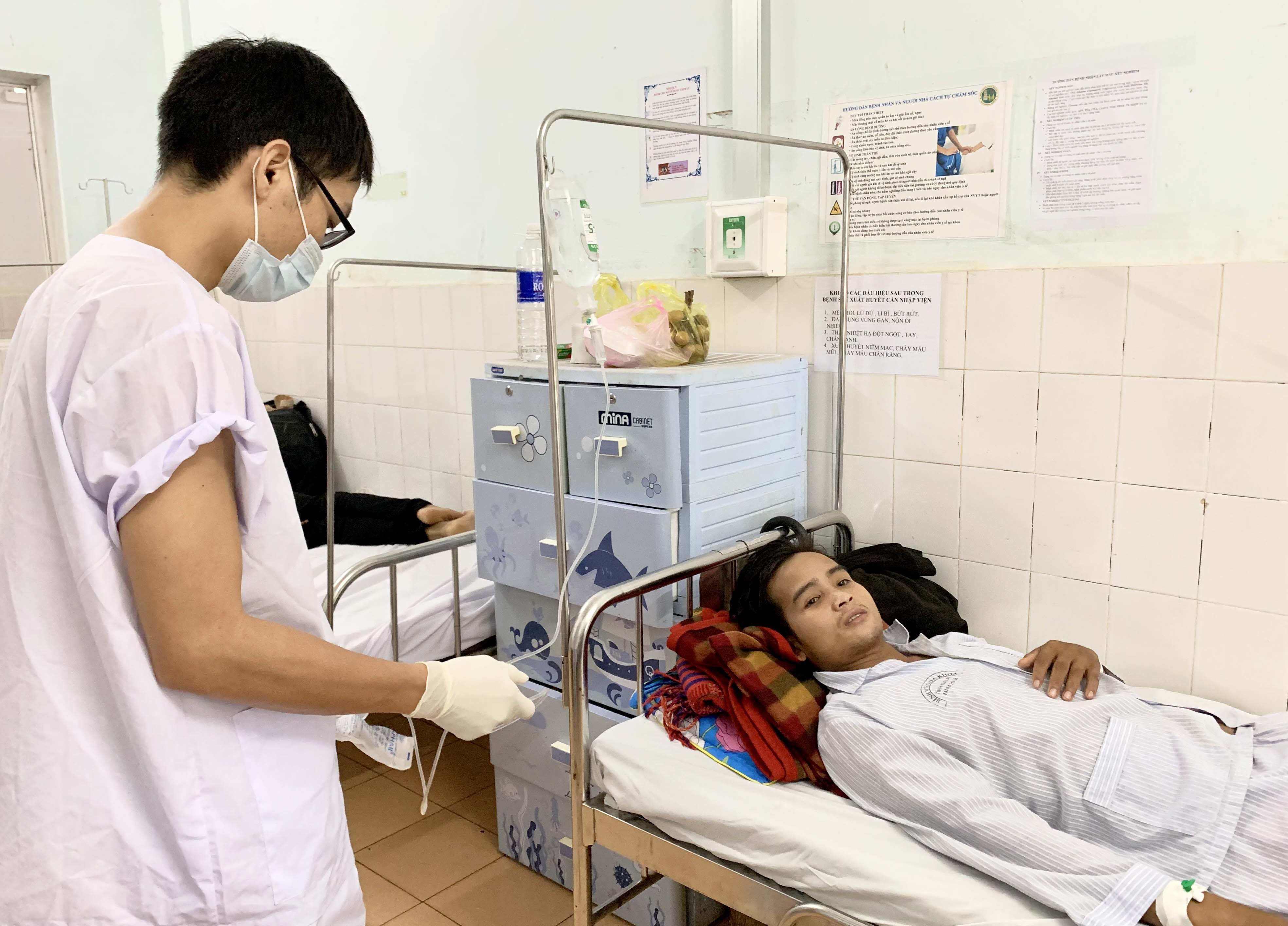 Chăm sóc bệnh nhân SXH tại Khoa Bệnh nhiệt đới (Bệnh viện Đa khoa tỉnh). Ảnh: Như Nguyện