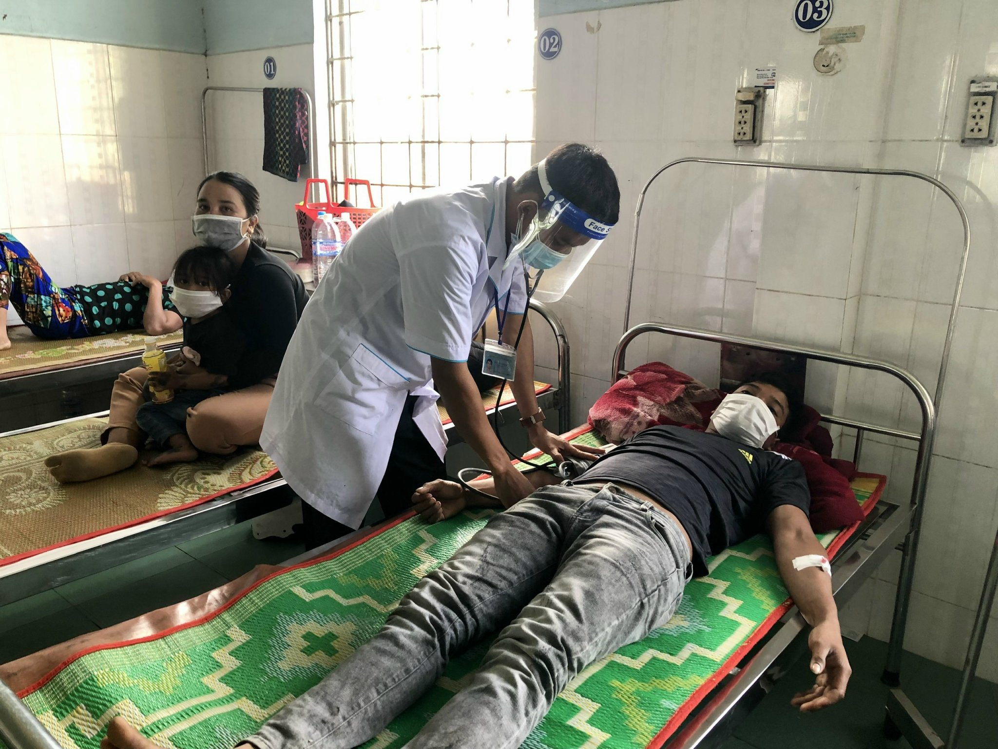 Bác sĩ Trung tâm y tế huyện Krông Pa khám, điều trị bệnh cho người dân. Ảnh: Gia Hưng